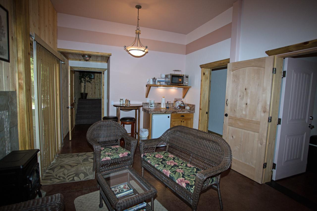 Diamondstone Guest Lodges La Pine Bagian luar foto