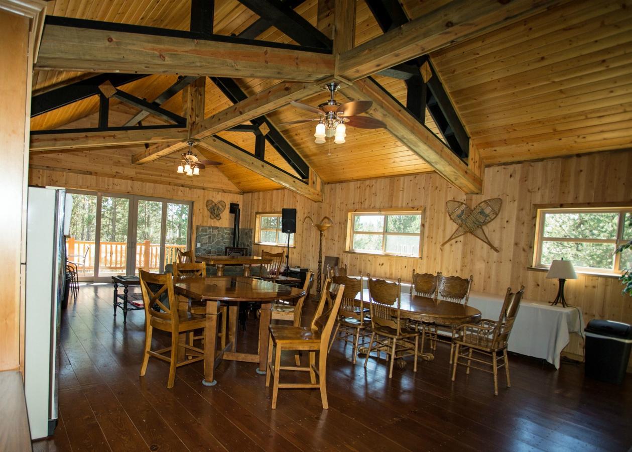 Diamondstone Guest Lodges La Pine Bagian luar foto