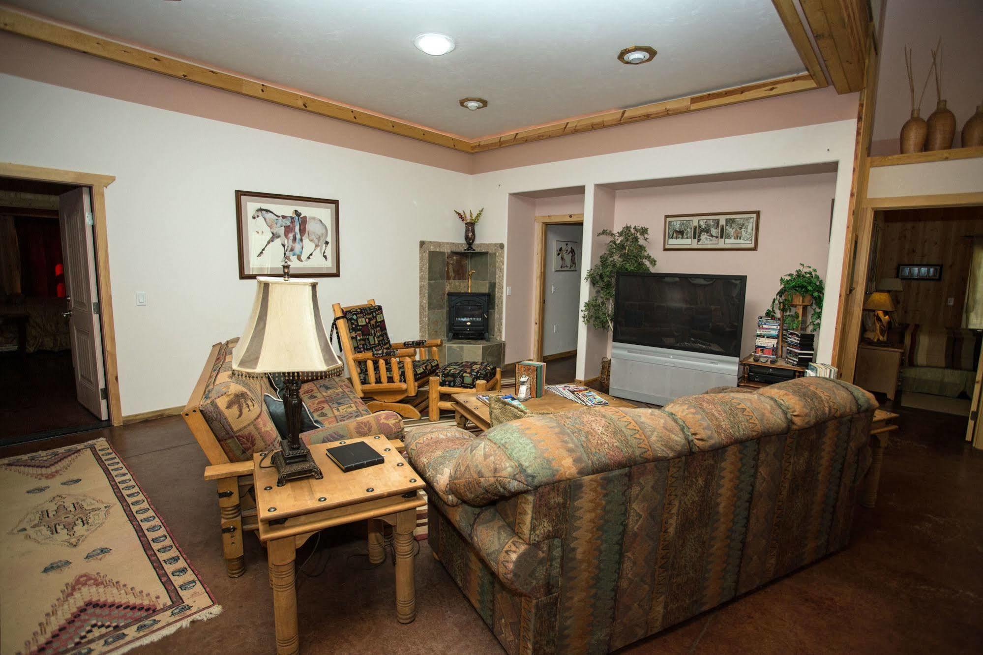Diamondstone Guest Lodges La Pine Bagian luar foto