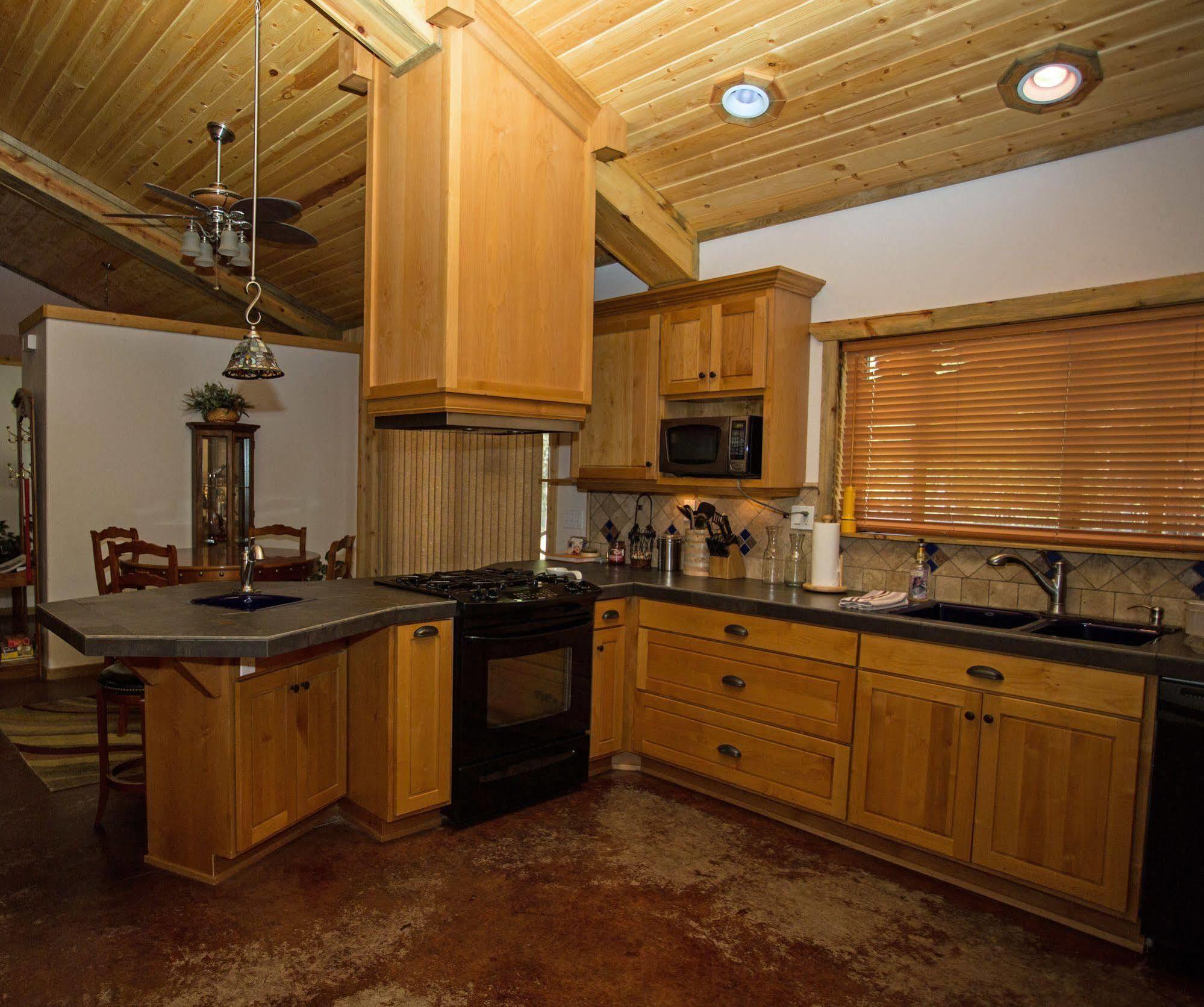 Diamondstone Guest Lodges La Pine Bagian luar foto