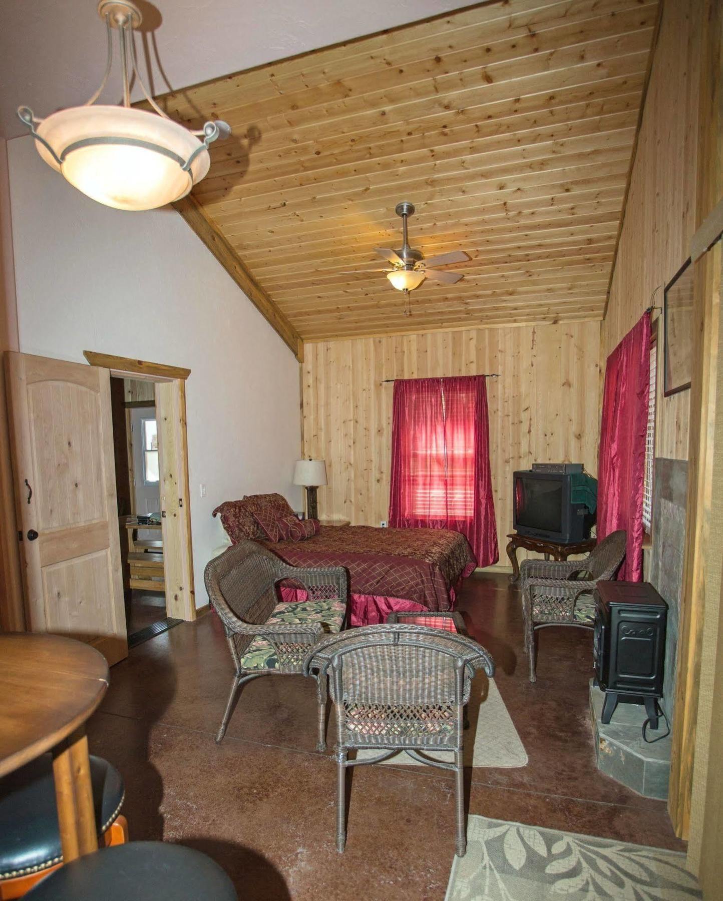 Diamondstone Guest Lodges La Pine Bagian luar foto