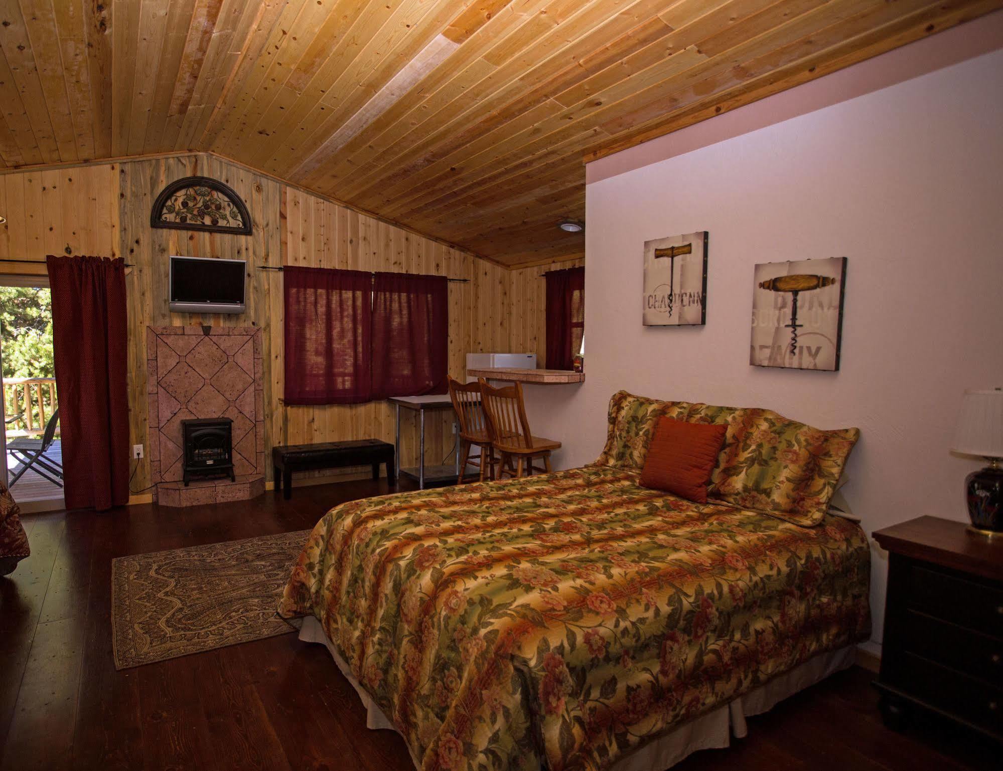 Diamondstone Guest Lodges La Pine Bagian luar foto