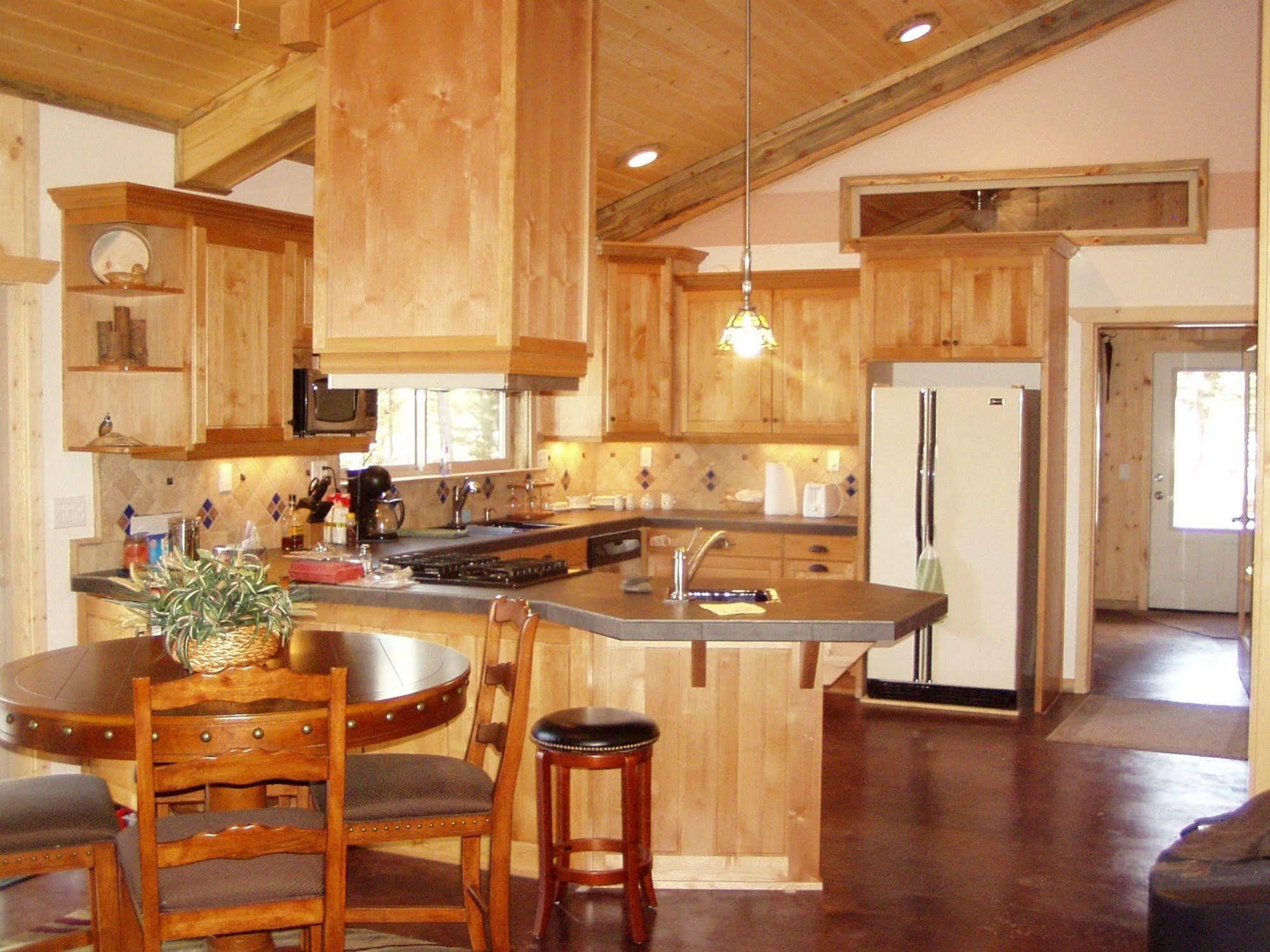 Diamondstone Guest Lodges La Pine Bagian luar foto