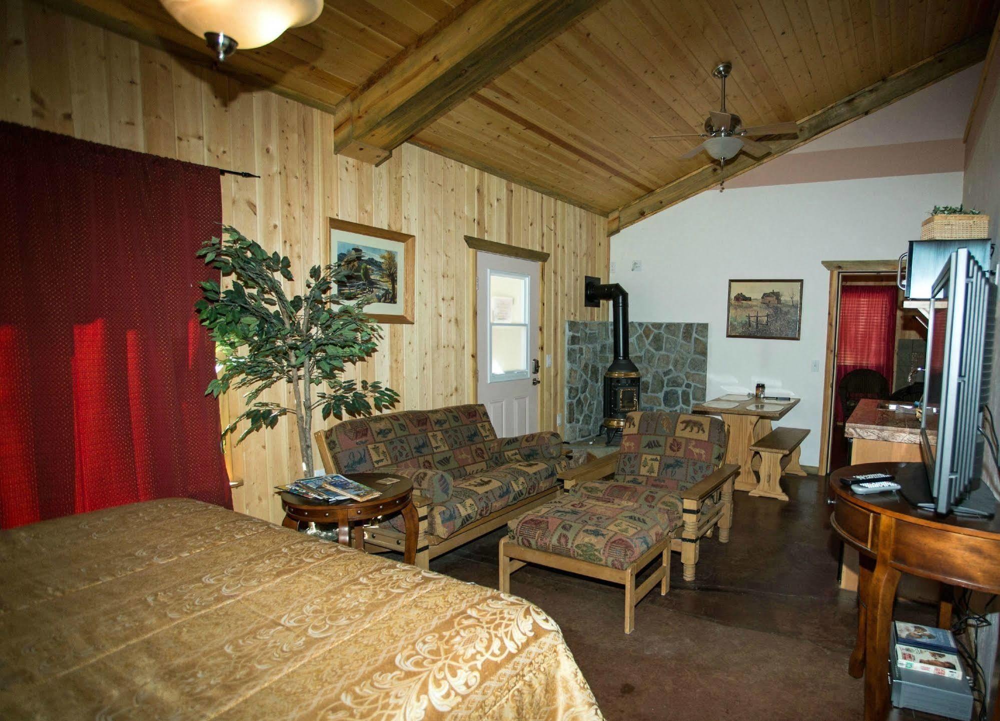 Diamondstone Guest Lodges La Pine Bagian luar foto